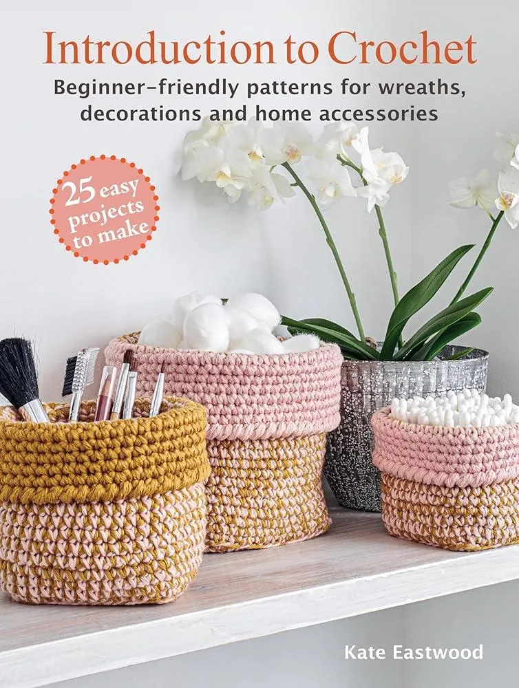 Introduction to Crochet: 25 easy projects to make : Beginner-Friendly Patterns for Wreaths, Decorations and Home Accessories